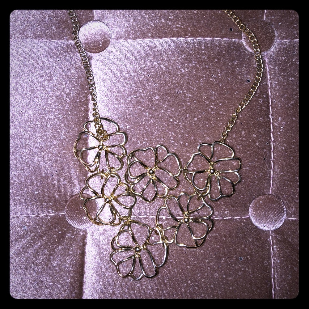Gold flower statement necklace🌸
